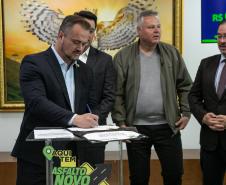 Curitiba, 05 de agosto de 2025 - O governador Carlos Massa Ratinho Junior realiza a assinatura do programa Asfalto Novo Vida Nova para o município de Almirante Tamandaré.