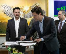 Curitiba, 05 de agosto de 2025 - O governador Carlos Massa Ratinho Junior realiza a assinatura do programa Asfalto Novo Vida Nova para o município de Almirante Tamandaré.