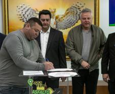 Curitiba, 05 de agosto de 2025 - O governador Carlos Massa Ratinho Junior realiza a assinatura do programa Asfalto Novo Vida Nova para o município de Almirante Tamandaré.