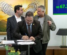 Curitiba, 05 de agosto de 2025 - O governador Carlos Massa Ratinho Junior realiza a assinatura do programa Asfalto Novo Vida Nova para o município de Almirante Tamandaré.