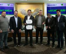 Curitiba, 05 de agosto de 2025 - O governador Carlos Massa Ratinho Junior realiza a assinatura do programa Asfalto Novo Vida Nova para o município de Almirante Tamandaré.