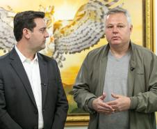 Curitiba, 05 de agosto de 2025 - O governador Carlos Massa Ratinho Junior realiza a assinatura do programa Asfalto Novo Vida Nova para o município de Almirante Tamandaré.
