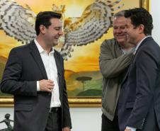 Curitiba, 05 de agosto de 2025 - O governador Carlos Massa Ratinho Junior realiza a assinatura do programa Asfalto Novo Vida Nova para o município de Almirante Tamandaré.