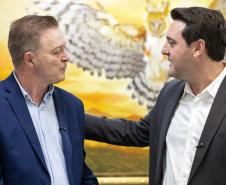 Curitiba, 05 de agosto de 2025 - O governador Carlos Massa Ratinho Junior realiza a assinatura do programa Asfalto Novo Vida Nova para o município de Almirante Tamandaré.