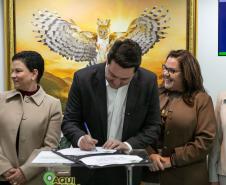Curitiba, 05 de agosto de 2025 - O governador Carlos Massa Ratinho Junior realiza a assinatura do programa Asfalto Novo Vida Nova para o município de Almirante Tamandaré.
