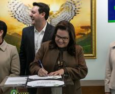 Curitiba, 05 de agosto de 2025 - O governador Carlos Massa Ratinho Junior realiza a assinatura do programa Asfalto Novo Vida Nova para o município de Almirante Tamandaré.