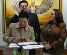 Curitiba, 05 de agosto de 2025 - O governador Carlos Massa Ratinho Junior realiza a assinatura do programa Asfalto Novo Vida Nova para o município de Almirante Tamandaré.