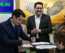 Curitiba, 05 de agosto de 2025 - O governador Carlos Massa Ratinho Junior realiza a assinatura do programa Asfalto Novo Vida Nova para o município de Almirante Tamandaré.