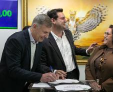 Curitiba, 05 de agosto de 2025 - O governador Carlos Massa Ratinho Junior realiza a assinatura do programa Asfalto Novo Vida Nova para o município de Almirante Tamandaré.