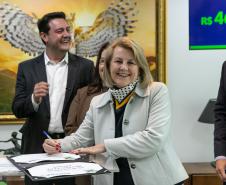 Curitiba, 05 de agosto de 2025 - O governador Carlos Massa Ratinho Junior realiza a assinatura do programa Asfalto Novo Vida Nova para o município de Almirante Tamandaré.