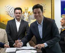 Curitiba, 05 de agosto de 2025 - O governador Carlos Massa Ratinho Junior realiza a assinatura do programa Asfalto Novo Vida Nova para o município de Almirante Tamandaré.