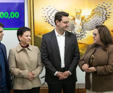 Curitiba, 05 de agosto de 2025 - O governador Carlos Massa Ratinho Junior realiza a assinatura do programa Asfalto Novo Vida Nova para o município de Almirante Tamandaré.
