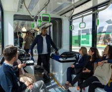 Bonde Urbano Digital trazido pelo Paraná desperta interesse no Brasil e de outros países