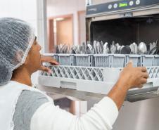 R$ 30 milhões: Estado entrega lava-louças e equipamentos para cozinhas de escolas estaduais