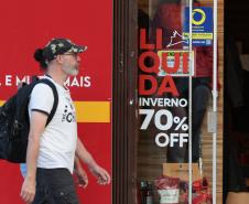 Dispensa de licenças para 975 atividades econômicas de baixo risco começa a valer no Paraná