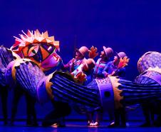 Centro Cultural Teatro Guaíra - Auditório Glauco Flores de Sá Brito (Miniauditório) - CHOQUE – O espetáculo de dança CHOQUE, dirigido por Fernando de Proença, segue em temporada até 19 de outubro, com sessões de quarta a sábado, às 20h, e domingos, às 19h. Em cena, as intérpretes Carmen Jorge, Elke Siedler e Juliana Adur percorrem trajetórias singulares que, ao se sobreporem, formam um corpo coletivo inspirado no conceito de choque de Walter Benjamin