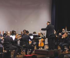 Centro Cultural Teatro Guaíra - Auditório Glauco Flores de Sá Brito (Miniauditório) - CHOQUE – O espetáculo de dança CHOQUE, dirigido por Fernando de Proença, segue em temporada até 19 de outubro, com sessões de quarta a sábado, às 20h, e domingos, às 19h. Em cena, as intérpretes Carmen Jorge, Elke Siedler e Juliana Adur percorrem trajetórias singulares que, ao se sobreporem, formam um corpo coletivo inspirado no conceito de choque de Walter Benjamin