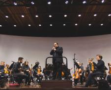 Centro Cultural Teatro Guaíra - Auditório Glauco Flores de Sá Brito (Miniauditório) - CHOQUE – O espetáculo de dança CHOQUE, dirigido por Fernando de Proença, segue em temporada até 19 de outubro, com sessões de quarta a sábado, às 20h, e domingos, às 19h. Em cena, as intérpretes Carmen Jorge, Elke Siedler e Juliana Adur percorrem trajetórias singulares que, ao se sobreporem, formam um corpo coletivo inspirado no conceito de choque de Walter Benjamin