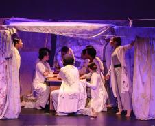 Centro Cultural Teatro Guaíra - Auditório Glauco Flores de Sá Brito (Miniauditório) - CHOQUE – O espetáculo de dança CHOQUE, dirigido por Fernando de Proença, segue em temporada até 19 de outubro, com sessões de quarta a sábado, às 20h, e domingos, às 19h. Em cena, as intérpretes Carmen Jorge, Elke Siedler e Juliana Adur percorrem trajetórias singulares que, ao se sobreporem, formam um corpo coletivo inspirado no conceito de choque de Walter Benjamin