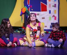 Centro Cultural Teatro Guaíra - Auditório Glauco Flores de Sá Brito (Miniauditório) - CHOQUE – O espetáculo de dança CHOQUE, dirigido por Fernando de Proença, segue em temporada até 19 de outubro, com sessões de quarta a sábado, às 20h, e domingos, às 19h. Em cena, as intérpretes Carmen Jorge, Elke Siedler e Juliana Adur percorrem trajetórias singulares que, ao se sobreporem, formam um corpo coletivo inspirado no conceito de choque de Walter Benjamin