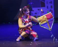 Centro Cultural Teatro Guaíra - Auditório Glauco Flores de Sá Brito (Miniauditório) - CHOQUE – O espetáculo de dança CHOQUE, dirigido por Fernando de Proença, segue em temporada até 19 de outubro, com sessões de quarta a sábado, às 20h, e domingos, às 19h. Em cena, as intérpretes Carmen Jorge, Elke Siedler e Juliana Adur percorrem trajetórias singulares que, ao se sobreporem, formam um corpo coletivo inspirado no conceito de choque de Walter Benjamin