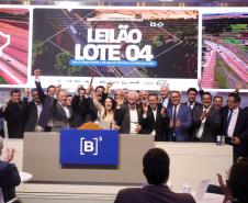 O governador Carlos Massa Ratinho Junior participou nesta quinta-feira (23), na Bolsa de Valores de São Paulo (B3), do leilão do Lote 4 das concessões rodoviárias do Paraná, vencido pelo Consórcio Infraestrutura PR, do Grupo EPR, que apresentou o maior desconto entre os participantes: 21,30% sobre a tarifa básica de pedágio, fixada em R$ 0,1678 por quilômetro.