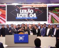 O governador Carlos Massa Ratinho Junior participou nesta quinta-feira (23), na Bolsa de Valores de São Paulo (B3), do leilão do Lote 4 das concessões rodoviárias do Paraná, vencido pelo Consórcio Infraestrutura PR, do Grupo EPR, que apresentou o maior desconto entre os participantes: 21,30% sobre a tarifa básica de pedágio, fixada em R$ 0,1678 por quilômetro.