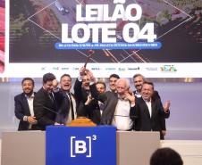 O governador Carlos Massa Ratinho Junior participou nesta quinta-feira (23), na Bolsa de Valores de São Paulo (B3), do leilão do Lote 4 das concessões rodoviárias do Paraná, vencido pelo Consórcio Infraestrutura PR, do Grupo EPR, que apresentou o maior desconto entre os participantes: 21,30% sobre a tarifa básica de pedágio, fixada em R$ 0,1678 por quilômetro.