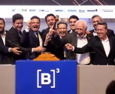 O governador Carlos Massa Ratinho Junior participou nesta quinta-feira (23), na Bolsa de Valores de São Paulo (B3), do leilão do Lote 4 das concessões rodoviárias do Paraná, vencido pelo Consórcio Infraestrutura PR, do Grupo EPR, que apresentou o maior desconto entre os participantes: 21,30% sobre a tarifa básica de pedágio, fixada em R$ 0,1678 por quilômetro.