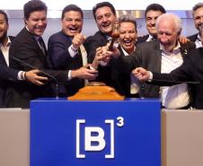 O governador Carlos Massa Ratinho Junior participou nesta quinta-feira (23), na Bolsa de Valores de São Paulo (B3), do leilão do Lote 4 das concessões rodoviárias do Paraná, vencido pelo Consórcio Infraestrutura PR, do Grupo EPR, que apresentou o maior desconto entre os participantes: 21,30% sobre a tarifa básica de pedágio, fixada em R$ 0,1678 por quilômetro.