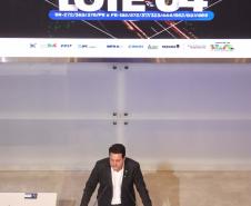 O governador Carlos Massa Ratinho Junior participou nesta quinta-feira (23), na Bolsa de Valores de São Paulo (B3), do leilão do Lote 4 das concessões rodoviárias do Paraná, vencido pelo Consórcio Infraestrutura PR, do Grupo EPR, que apresentou o maior desconto entre os participantes: 21,30% sobre a tarifa básica de pedágio, fixada em R$ 0,1678 por quilômetro.
