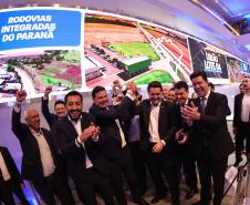 O governador Carlos Massa Ratinho Junior participou nesta quinta-feira (23), na Bolsa de Valores de São Paulo (B3), do leilão do Lote 4 das concessões rodoviárias do Paraná, vencido pelo Consórcio Infraestrutura PR, do Grupo EPR, que apresentou o maior desconto entre os participantes: 21,30% sobre a tarifa básica de pedágio, fixada em R$ 0,1678 por quilômetro.