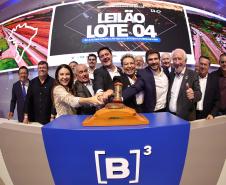 O governador Carlos Massa Ratinho Junior participou nesta quinta-feira (23), na Bolsa de Valores de São Paulo (B3), do leilão do Lote 4 das concessões rodoviárias do Paraná, vencido pelo Consórcio Infraestrutura PR, do Grupo EPR, que apresentou o maior desconto entre os participantes: 21,30% sobre a tarifa básica de pedágio, fixada em R$ 0,1678 por quilômetro.