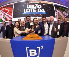 O governador Carlos Massa Ratinho Junior participou nesta quinta-feira (23), na Bolsa de Valores de São Paulo (B3), do leilão do Lote 4 das concessões rodoviárias do Paraná, vencido pelo Consórcio Infraestrutura PR, do Grupo EPR, que apresentou o maior desconto entre os participantes: 21,30% sobre a tarifa básica de pedágio, fixada em R$ 0,1678 por quilômetro.