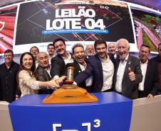 O governador Carlos Massa Ratinho Junior participou nesta quinta-feira (23), na Bolsa de Valores de São Paulo (B3), do leilão do Lote 4 das concessões rodoviárias do Paraná, vencido pelo Consórcio Infraestrutura PR, do Grupo EPR, que apresentou o maior desconto entre os participantes: 21,30% sobre a tarifa básica de pedágio, fixada em R$ 0,1678 por quilômetro.