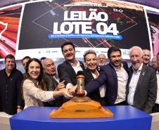 O governador Carlos Massa Ratinho Junior participou nesta quinta-feira (23), na Bolsa de Valores de São Paulo (B3), do leilão do Lote 4 das concessões rodoviárias do Paraná, vencido pelo Consórcio Infraestrutura PR, do Grupo EPR, que apresentou o maior desconto entre os participantes: 21,30% sobre a tarifa básica de pedágio, fixada em R$ 0,1678 por quilômetro.