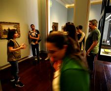 Centro Cultural Teatro Guaíra - Auditório Glauco Flores de Sá Brito (Miniauditório) - CHOQUE – O espetáculo de dança CHOQUE, dirigido por Fernando de Proença, segue em temporada até 19 de outubro, com sessões de quarta a sábado, às 20h, e domingos, às 19h. Em cena, as intérpretes Carmen Jorge, Elke Siedler e Juliana Adur percorrem trajetórias singulares que, ao se sobreporem, formam um corpo coletivo inspirado no conceito de choque de Walter Benjamin