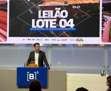 O governador Carlos Massa Ratinho Junior participou nesta quinta-feira (23), na Bolsa de Valores de São Paulo (B3), do leilão do Lote 4 das concessões rodoviárias do Paraná, vencido pelo Consórcio Infraestrutura PR, do Grupo EPR, que apresentou o maior desconto entre os participantes: 21,30% sobre a tarifa básica de pedágio, fixada em R$ 0,1678 por quilômetro.