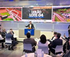 O governador Carlos Massa Ratinho Junior participou nesta quinta-feira (23), na Bolsa de Valores de São Paulo (B3), do leilão do Lote 4 das concessões rodoviárias do Paraná, vencido pelo Consórcio Infraestrutura PR, do Grupo EPR, que apresentou o maior desconto entre os participantes: 21,30% sobre a tarifa básica de pedágio, fixada em R$ 0,1678 por quilômetro.