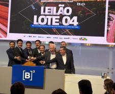 O governador Carlos Massa Ratinho Junior participou nesta quinta-feira (23), na Bolsa de Valores de São Paulo (B3), do leilão do Lote 4 das concessões rodoviárias do Paraná, vencido pelo Consórcio Infraestrutura PR, do Grupo EPR, que apresentou o maior desconto entre os participantes: 21,30% sobre a tarifa básica de pedágio, fixada em R$ 0,1678 por quilômetro.
