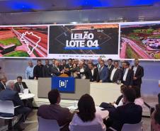 O governador Carlos Massa Ratinho Junior participou nesta quinta-feira (23), na Bolsa de Valores de São Paulo (B3), do leilão do Lote 4 das concessões rodoviárias do Paraná, vencido pelo Consórcio Infraestrutura PR, do Grupo EPR, que apresentou o maior desconto entre os participantes: 21,30% sobre a tarifa básica de pedágio, fixada em R$ 0,1678 por quilômetro.