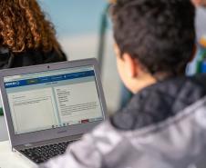 Com IA, rede estadual intensifica preparação de alunos para o Enem com o Redação Paraná