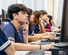 Com IA, rede estadual intensifica preparação de alunos para o Enem com o Redação Paraná