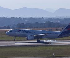Movimento nos aeroportos do Paraná aumenta 10,7% e chega a 900 mil passageiros em outubro