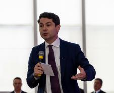 Estado lança programa Paraná Amigo da Pessoa Idosa e oficializa Bolsa Cuidador