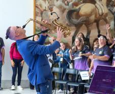 Estado lança programa Paraná Amigo da Pessoa Idosa e oficializa Bolsa Cuidador