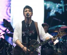 Roupa Nova mais do que dobra público de dois anos atrás no Verão Maior Paraná em Matinhos