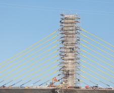 Com trecho estaiado quase pronto e 160 vigas lançadas, Ponte de Guaratuba atinge 91% de execução