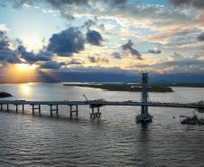 Com trecho estaiado quase pronto e 160 vigas lançadas, Ponte de Guaratuba atinge 91% de execução