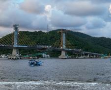 Com trecho estaiado quase pronto e 160 vigas lançadas, Ponte de Guaratuba atinge 91% de execução